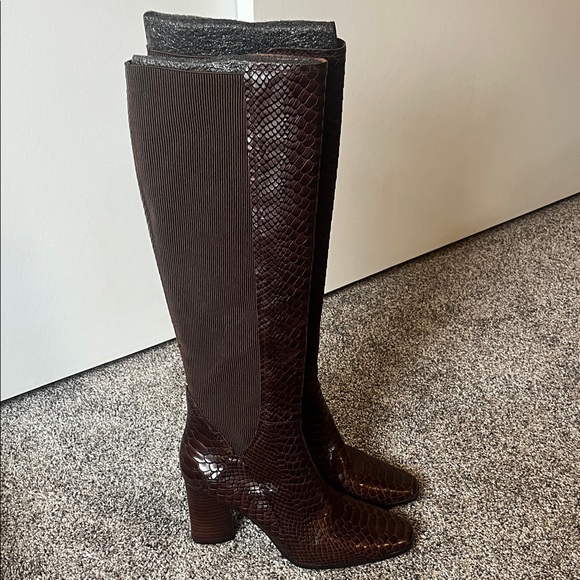 Donald Pliner size 9 brown snakeskin heeled boots. Great condition! - Picture 3 of 9